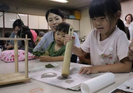 挟んでたたいてエゴマであんどん　児童ら歓声「きれい」、エゴマ油で栄えた京都・大山崎で体験　