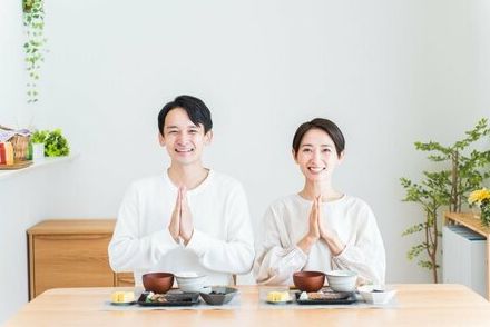 最新の平均寿命「男性81.09年・女性87.14年」へ【65歳以上・無職夫婦世帯】貯蓄・年金月額・生活費の平均は？