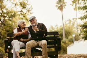 【老後生活】65歳以上リタイア夫婦世帯のマネー事情「貯蓄額・生活費・年金額」はいくら？