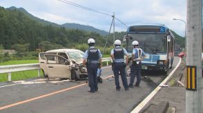 国道でバスと軽自動車が正面衝突　軽自動車運転の女性が死亡　バスには校外学習の小学生18人乗車…児童2人も救急搬送