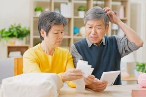 【最新】年金だけで生活する高齢者は41.7％に減少。年金世帯へ追加給付案も