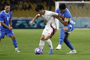 【サッカー男子】川崎颯太が負傷交代…　ピッチに倒れ込み立てず　担架で運ばれる