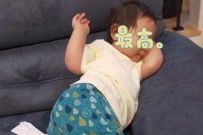 「ソファの良さを知ってしまった」ゼロ歳児の「ナイスポーズ」が可愛い　「赤ちゃんをダメにするソファー」