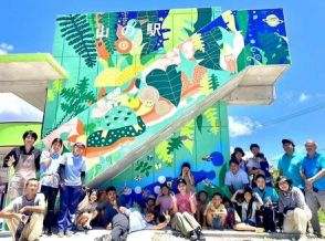 直売所の壁にカラフルなやんばるの自然　村出身のデザイナー描く　児童らが色付けし約半年で完成　東村