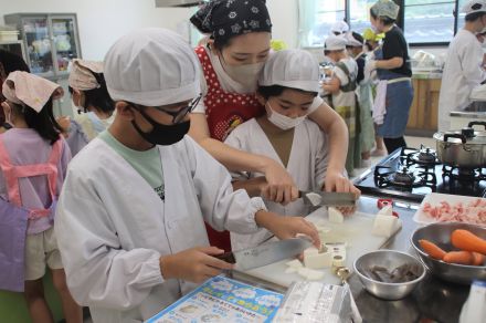 「自分で作るとおいしい」　夏休みの小学生が豚汁作りに挑戦　京都府南丹市で料理教室