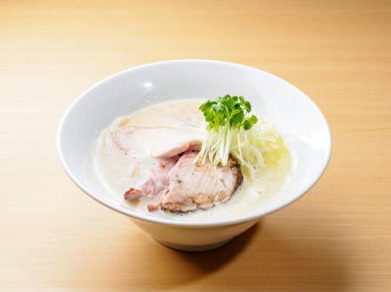 完全紹介制焼き鳥店で大将を務めた店主が作る、鶏を極めた鶏白湯ラーメン。絶品の親子丼も必食！（東京・外苑前）