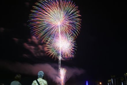 「百選の渚」に大輪の花　鴨川で花火大会（千葉県）