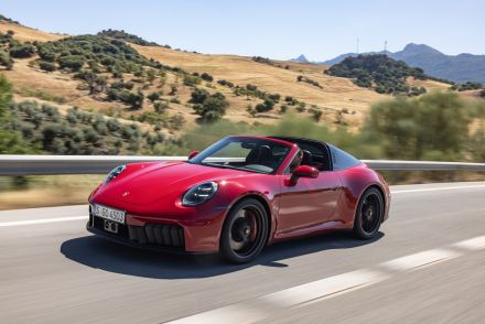 ポルシェ911がついにハイブリッドモデルに！ 電動化した新型911にスペインで初試乗