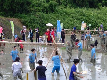 五輪に負けない盛り上がり！町の人口より多い参加者が「どろんこバレー」で奮闘　神戸・大沢町