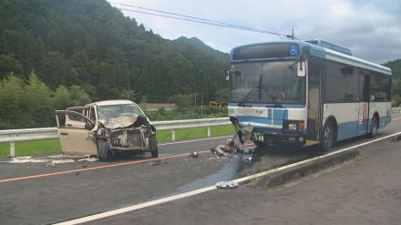 国道でバスと軽乗用車が正面衝突　1人死亡　軽乗用車が対向車線にはみ出したか　バスには小学生18人乗車…児童2人救急搬送