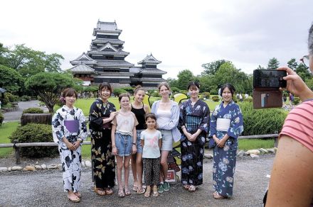 松本城職員　涼しげ浴衣でおもてなし　長野県松本市