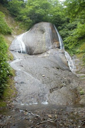 巨大な岩と水が織りなす〝スヌーピー〟　神秘な「みろくの滝」に新たな魅力　青森・田子　行ってみたい　水のある風景