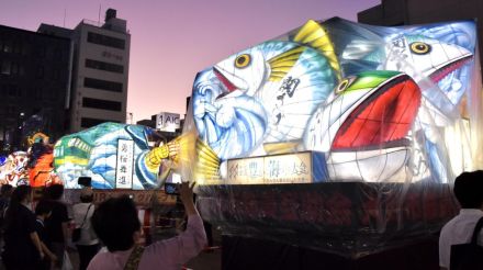 大分・七夕まつりの目玉「府内戦紙」事前点灯　武者・関さば、夜空に浮かぶ