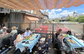 京都・鴨川の川床で広がる「朝営業」　暑すぎる昼間を避け、外国人観光客にも人気