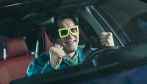 SUPER JUNIOR シウォン、新ドラマ「DNAラバー」スチールカットを公開…3Dメガネ姿で多彩なリアクション
