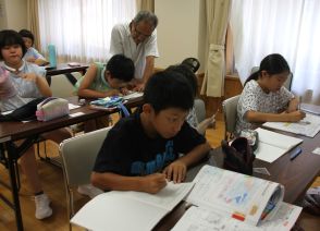 終わらせるぞ！夏休みの宿題　地域で「自主勉強会」　助言もらい課題向き合う／兵庫・丹波市