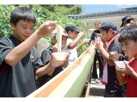 流しそうめんや昔遊びが人気　天城町当部集落で祭り　子どもらの歓声響く　徳之島