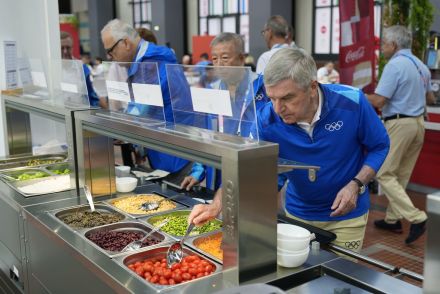 パリ五輪村のヘルシー食堂、「肉を出せ！」不満続出で計画修正　「東京はよかった」の声も