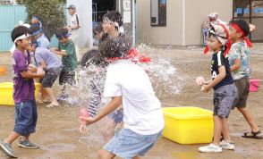 水風船、暑さ吹き飛ばせ　米ノ庄地区コミセンで子供58人　三重・松阪