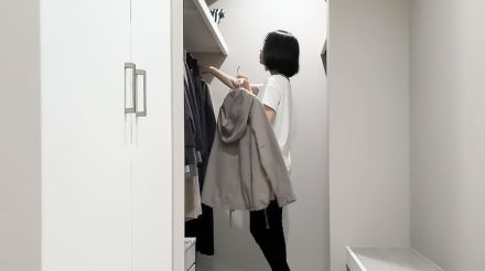 なぜ服がたくさんあっても＜今日着たい服がない状態＞になるのか？10着しか服を持たないミニマリストYouTuber「オススメは＜シンプルな基準＞を持つこと」