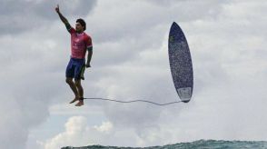 【パリ五輪】 今大会のベスト写真？　サーファーとボードが空中で直立