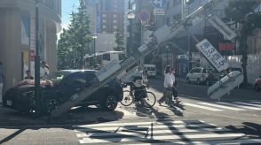 【速報】札幌中心部の繁華街で乗用車が暴走、信号機に衝突し支柱が倒壊　警察がけが人の有無などを調査中