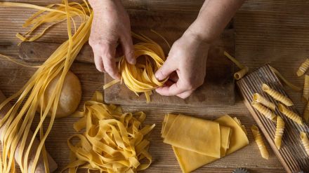 失われゆく伝統を守れ！　イタリアで「おばあちゃんとパスタ作り」が大盛況