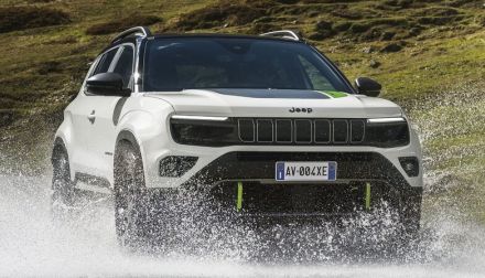 ジープの新型電動SUV『アベンジャー4xe』が冒険の旅へ