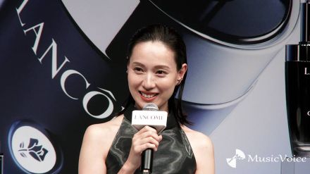 戸田恵梨香、美背中映えるホルターネックドレスにレアなデコ出し「ちょっと恥ずかしい」