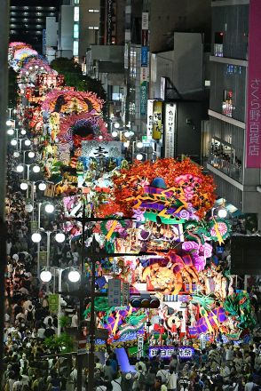 闇夜に浮かぶ豪華時代絵巻／八戸三社大祭が前夜祭で開幕