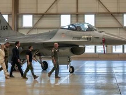 Ｆ１６戦闘機、ウクライナにようやく最初の引き渡し分が到着