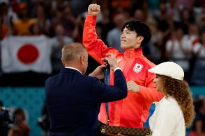 体操日本、金メダルで中継に映った日の丸に日本人感激　よく見ると…「国旗の寄せ書き！！」