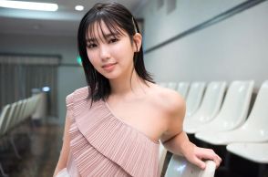 ＜沢口愛華＞“令和のグラビアクイーン”の艶やか美ボディー　プールで夏らしく　大人のチューブトップも