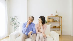 住宅ローンを完済し来年に定年を迎えます。夫婦の年金「月15万円」と「貯蓄800万円」で、老後は生活できますか？