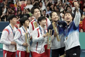 南北の選手、表彰台で一緒に記念写真　五輪卓球でメダル獲得