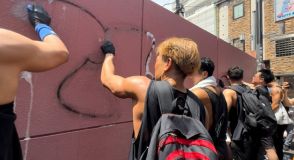 壁の落書き消しマッスル！ 筋肉モリモリ集団が渋谷で清掃活動→当然目立ってしまう「やっぱり筋肉しか勝たん」とSNSでも反響