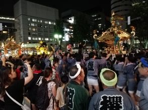 大宮駅西口で夏祭り　みこしの「さしあい」壮観に