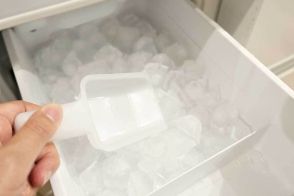 冷凍庫の氷が空っぽに　たった30分で氷を作る方法　「夏に知っておきたい裏ワザ」が話題に