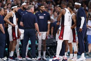 五輪バスケ、日本人審判を取り囲んだレブロンら超豪華NBA軍団　「俺だったら泣くぞ」米ファンもビビる