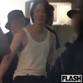 「まるで大学生ノリ」亀梨和也　筋肉隆々の白タンクトップ姿でハイテンション路上打ち上げ！“相棒”窪塚洋介の気遣いも【写真あり】