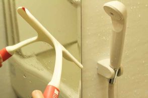 浴室水切りワイパーのダメな使い方とは　効率的な掃除テクと保管の仕方を掃除のプロが伝授