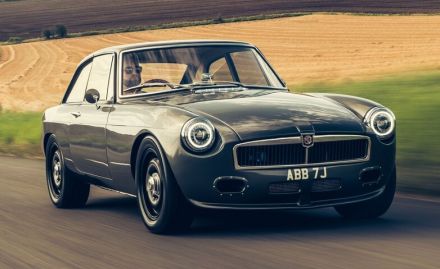 ただのレストアじゃない、英スポーツ「MGB」にV8を突っ込んだ、フロントライン『LE60』初公開へ