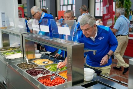 パリ五輪　不満の声が多い選手村の食事で「おいしい」と注目のスイーツ　ノルウェー競泳選手が“布教”