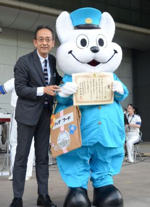 愚痴一つこぼさず３０年　「きしゅう君」を県警本部長が表彰