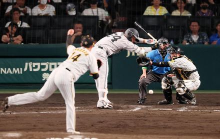 【阪神】今季初登板の岩貞祐太が巨人大城卓三に死球、脇腹に直撃し途中交代