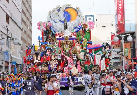 「お通り」華やか　観客魅了／八戸三社大祭