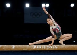 体操女子、１６歳コンビが個人総合で堂々演技　岸里奈１１位、中村遥香１５位　バイルスが金メダル