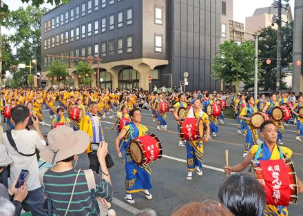 市街地に幸呼ぶ掛け声　盛岡さんさ踊り開幕【岩手】