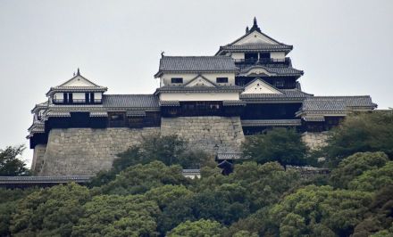 松山城の足元を襲った土砂崩れ　被災した高級マンション住民に募る「松山市の人災」への憤り