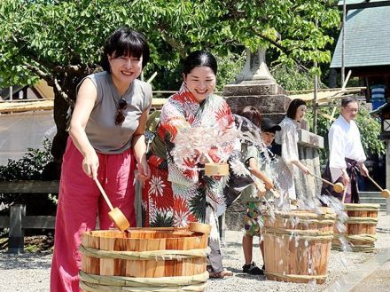 打ち水で「涼」感じて　富山県高岡市の射水神社、水の日にちなみ「大作戦」